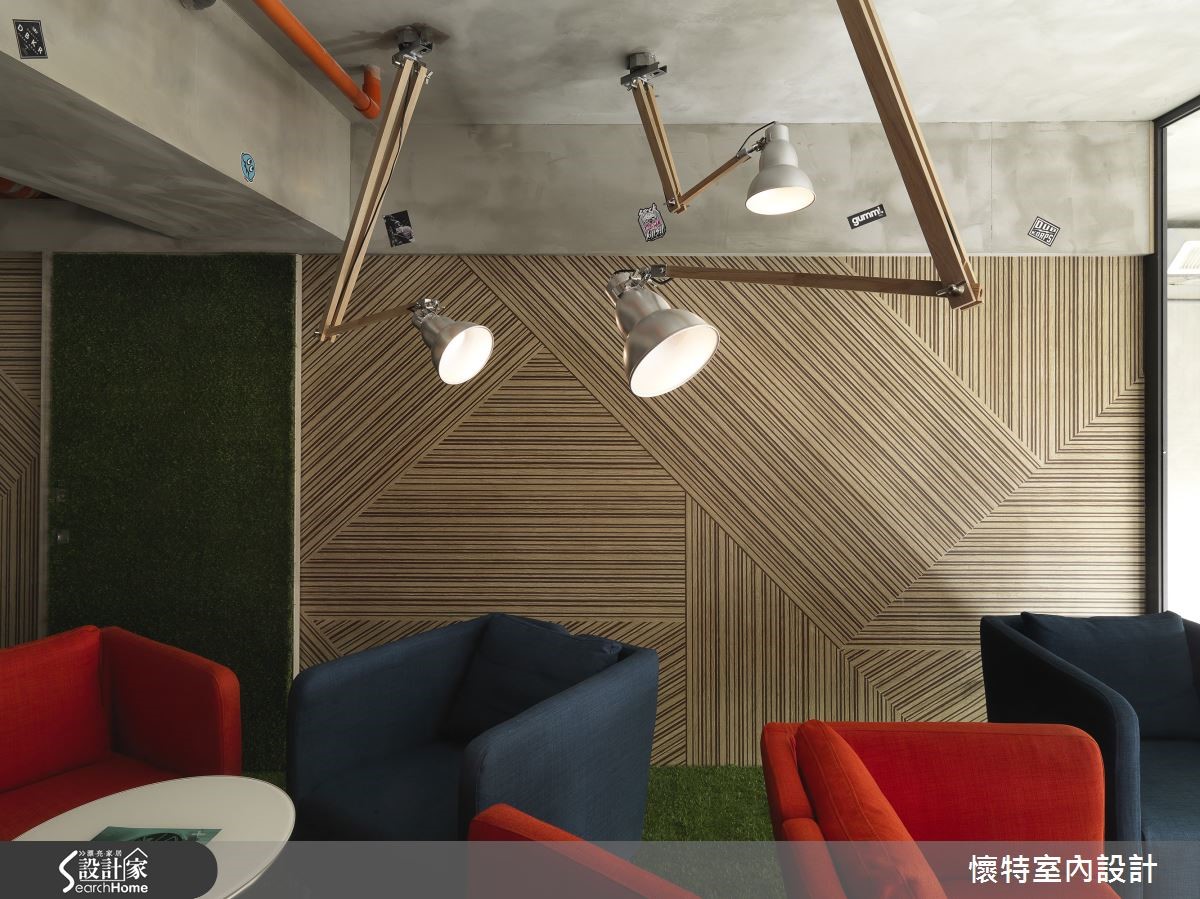 設計師善用挑高空間與工業風建材,打造宛如 Transform